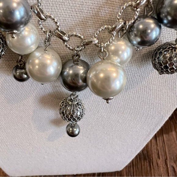 Elegant Silver and White Pearl Necklace - Picture 3 of 6